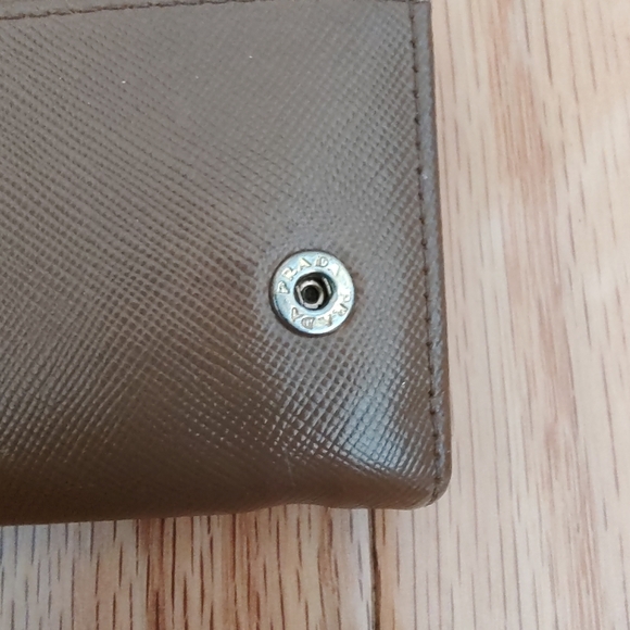 Prada saffiano leather trifold wallet VGUC w/chain & twilly - Picture 8 of 10